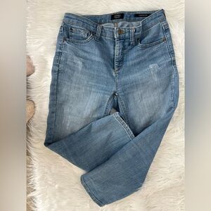 Jones of New York jeans capri size 4 , design wear marks front thigh, clean good